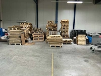 Partij pallets (hout en kunststof) - afbeelding 1 van  19