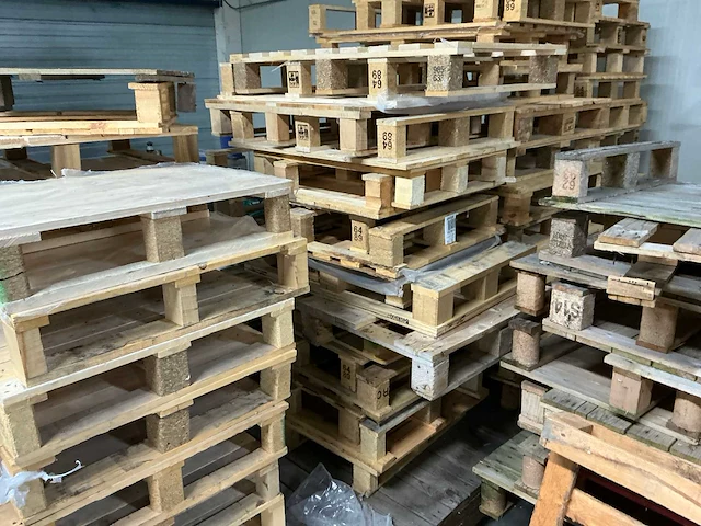 Partij pallets (hout en kunststof) - afbeelding 14 van  19