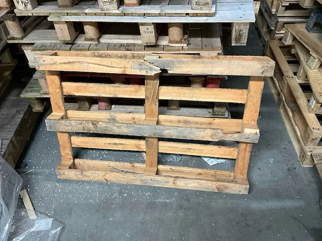 Partij pallets (hout en kunststof) - afbeelding 17 van  19