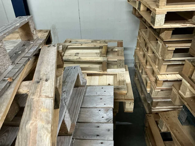 Partij pallets (hout en kunststof) - afbeelding 18 van  19
