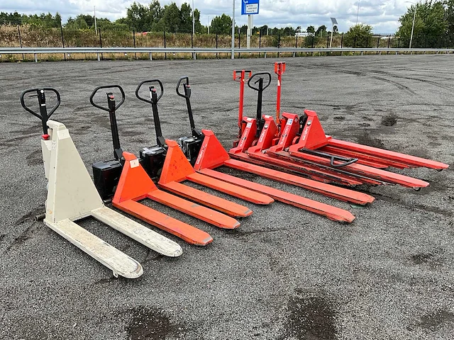 Partij palletwagens - afbeelding 1 van  13