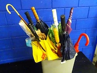 Partij paraplu's in kunststof keukenbak - afbeelding 1 van  5