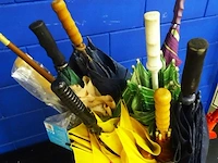 Partij paraplu's in kunststof keukenbak - afbeelding 2 van  5