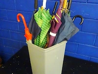 Partij paraplu's in kunststof keukenbak - afbeelding 3 van  5