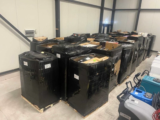 Partij pc schermen / monitors - retourgoederen - 630 items - afbeelding 1 van  6