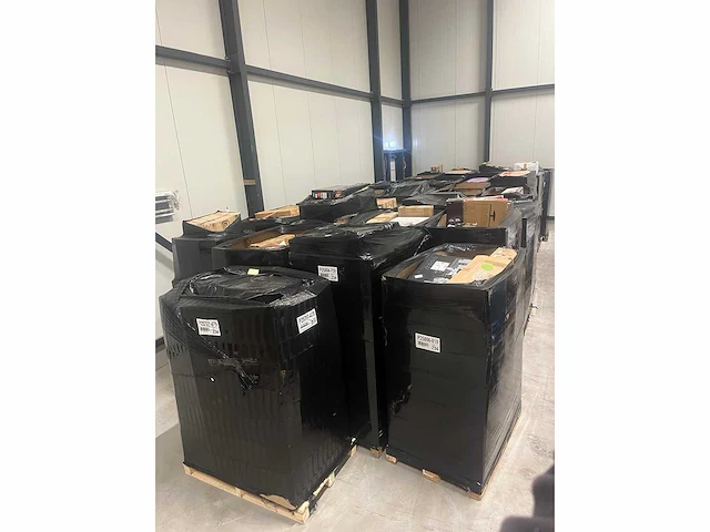 Partij pc schermen / monitors - retourgoederen - 630 items - afbeelding 3 van  6