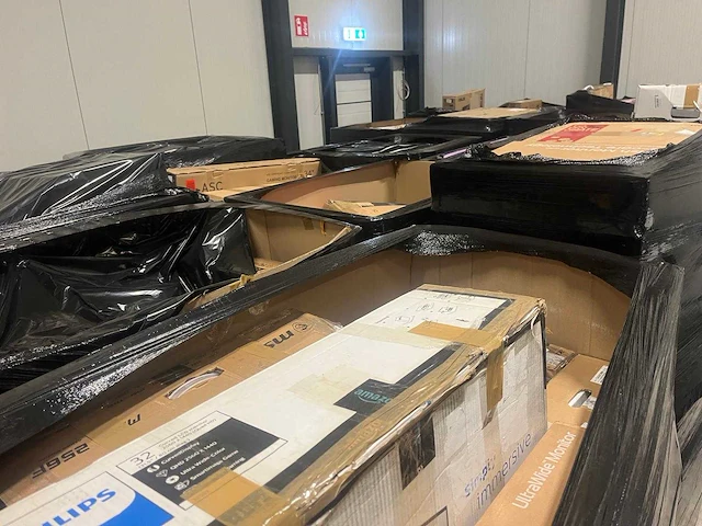 Partij pc schermen / monitors - retourgoederen - 630 items - afbeelding 5 van  6