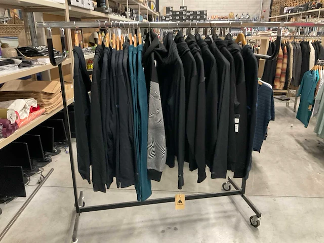 Partij peak performance/volcom/burton/dc hoodies en sweaters (19x) - afbeelding 1 van  5