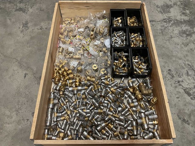 Partij pers- & messing fittingen - afbeelding 1 van  5