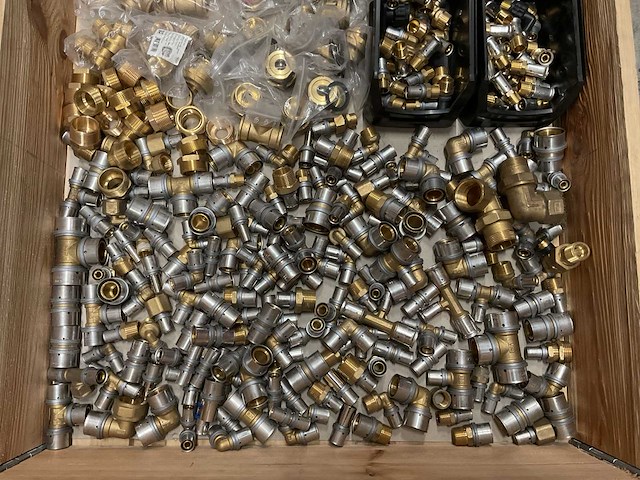 Partij pers- & messing fittingen - afbeelding 2 van  5
