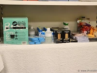 Partij persoonlijke verzorgingsproducten (inhoud 1 plank) bestaande uit o.a. elektrische tandenborstels, thermometers & oogschaduw - afbeelding 1 van  5