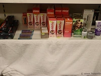 Partij persoonlijke verzorgingsproducten (inhoud 1 plank) bestaande uit o.a. tandpasta, haarverf, haarstyler & elektrisch luizenkam - afbeelding 1 van  4