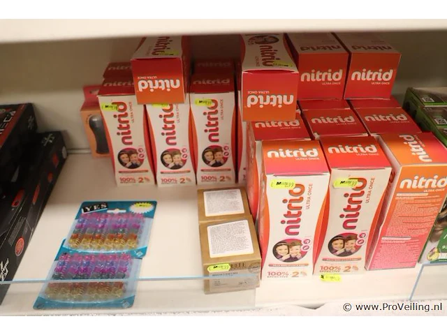 Partij persoonlijke verzorgingsproducten (inhoud 1 plank) bestaande uit o.a. tandpasta, haarverf, haarstyler & elektrisch luizenkam - afbeelding 3 van  4