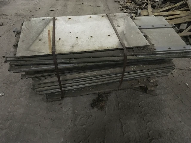 Partij plaatmateriaal met bevesting - afbeelding 1 van  3