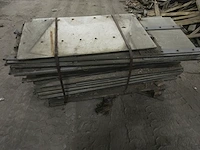 Partij plaatmateriaal met bevesting - afbeelding 1 van  3