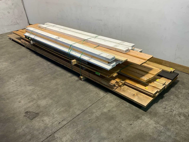 Partij planken diverse soorten en maten - afbeelding 1 van  12