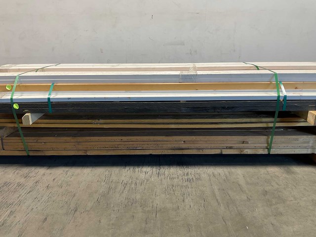 Partij planken diverse soorten en maten - afbeelding 2 van  12