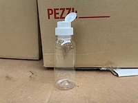 Partij plastic pet flesjes met spuitdop