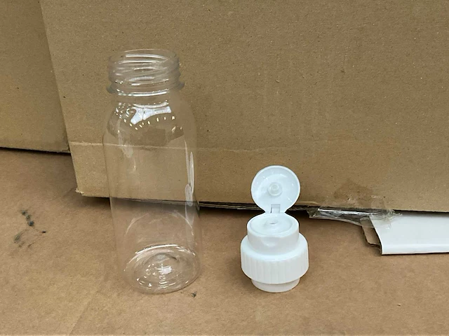 Partij plastic pet flesjes met spuitdop - afbeelding 2 van  7