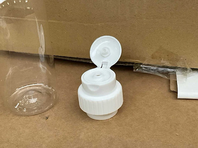 Partij plastic pet flesjes met spuitdop - afbeelding 4 van  7