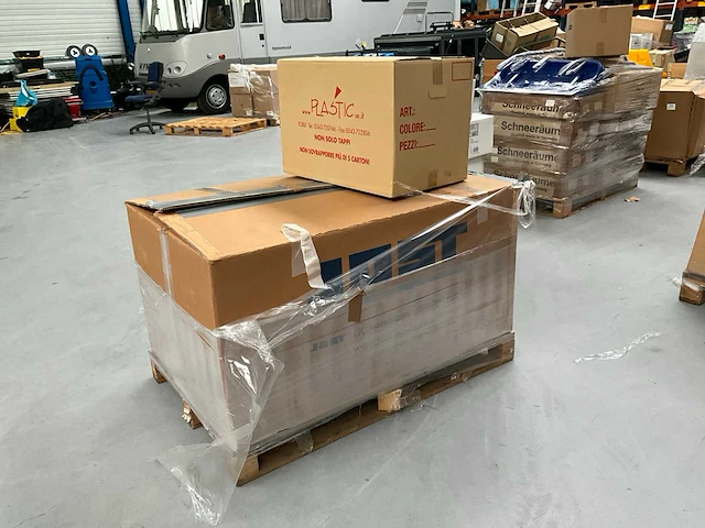 Partij plastic pet flesjes met spuitdop - afbeelding 7 van  7