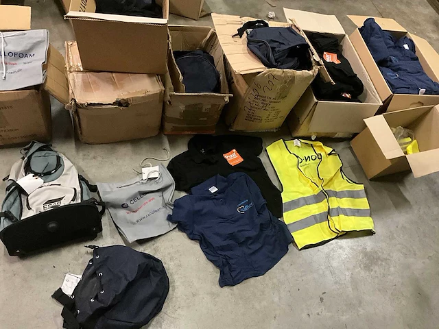 Partij polo’s en tassen - afbeelding 1 van  6