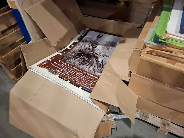 Partij posters, restanten, 3 pallets. - afbeelding 7 van  20