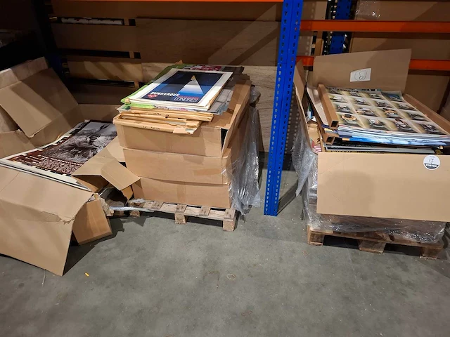 Partij posters, restanten, 3 pallets. - afbeelding 1 van  20