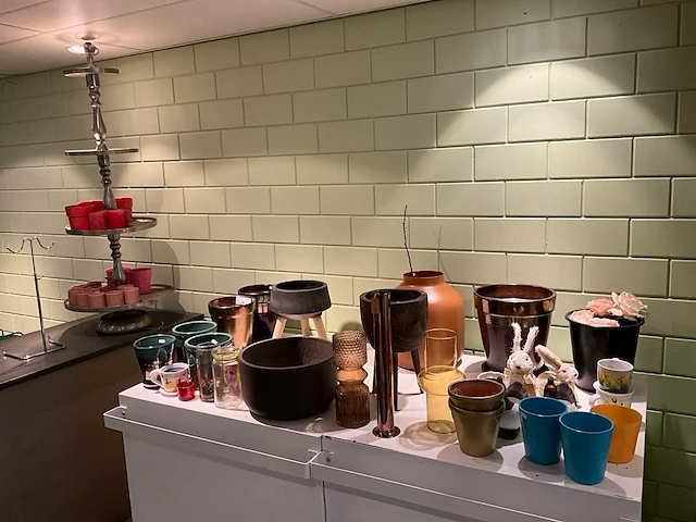 Partij potten diverse kleuren en (bloem)decoratie - afbeelding 1 van  10