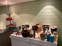 Partij potten diverse kleuren en (bloem)decoratie - afbeelding 1 van  10