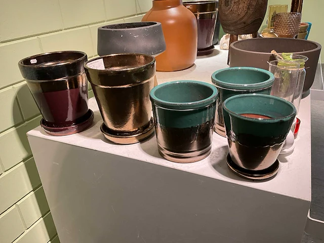 Partij potten diverse kleuren en (bloem)decoratie - afbeelding 7 van  10
