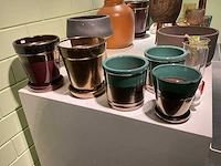 Partij potten diverse kleuren en (bloem)decoratie - afbeelding 7 van  10