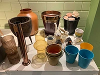 Partij potten diverse kleuren en (bloem)decoratie - afbeelding 8 van  10