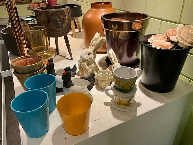 Partij potten diverse kleuren en (bloem)decoratie - afbeelding 9 van  10