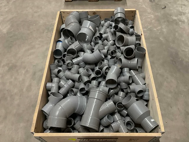 Partij pvc hulpstukken - afbeelding 1 van  3