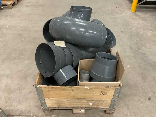 Partij pvc hulpstukken - afbeelding 1 van  7