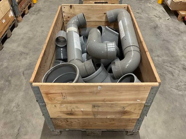 Partij pvc hulpstukken - afbeelding 1 van  4