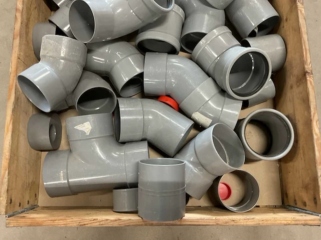 Partij pvc hulpstukken - afbeelding 2 van  3
