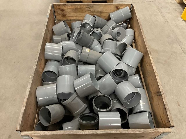 Partij pvc hulpstukken - afbeelding 1 van  3