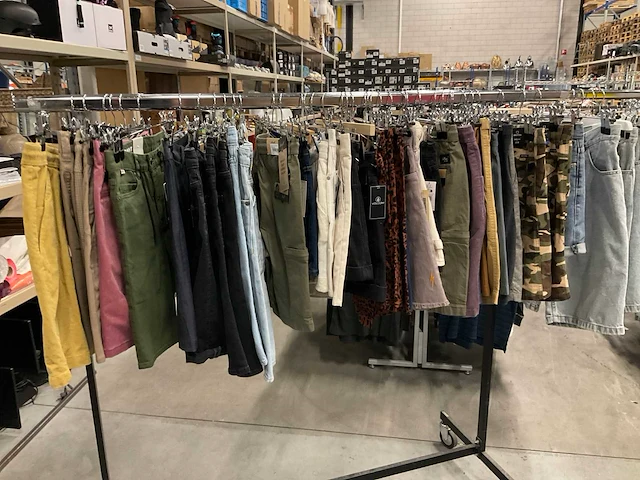Partij reell/brixton/burton/volcom/vissla korte broeken (43x) - afbeelding 1 van  7