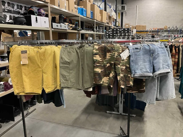Partij reell/brixton/burton/volcom/vissla korte broeken (43x) - afbeelding 2 van  7