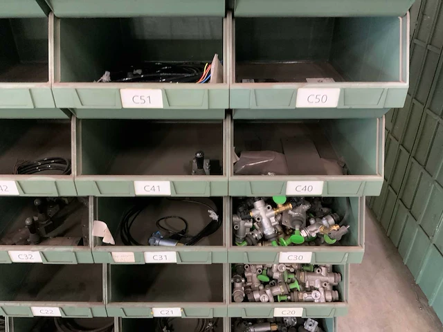 Partij remkrachtverdelers, luchtleidingen en luchtkoppelingen - afbeelding 2 van  33