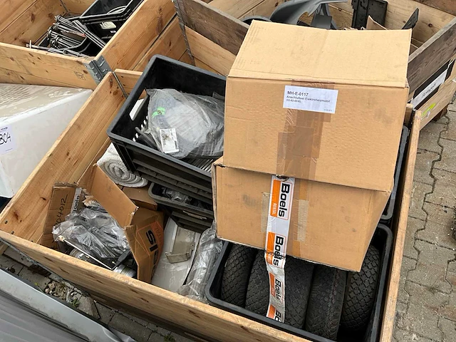 Partij reserveonderdelen voor machines - afbeelding 1 van  13