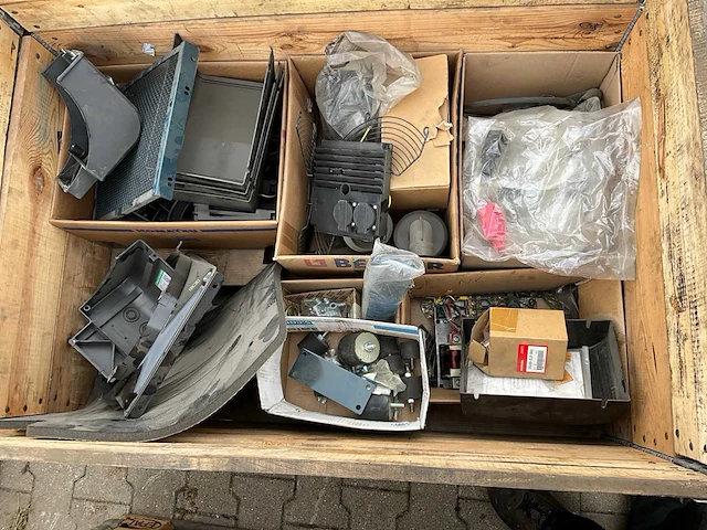 Partij reserveonderdelen voor machines - afbeelding 1 van  13