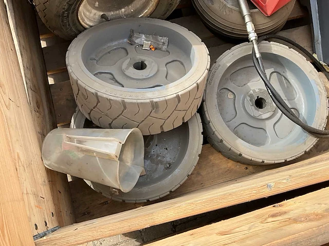Partij reserveonderdelen voor machines - afbeelding 2 van  9
