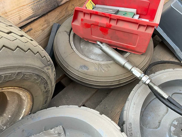 Partij reserveonderdelen voor machines - afbeelding 6 van  9