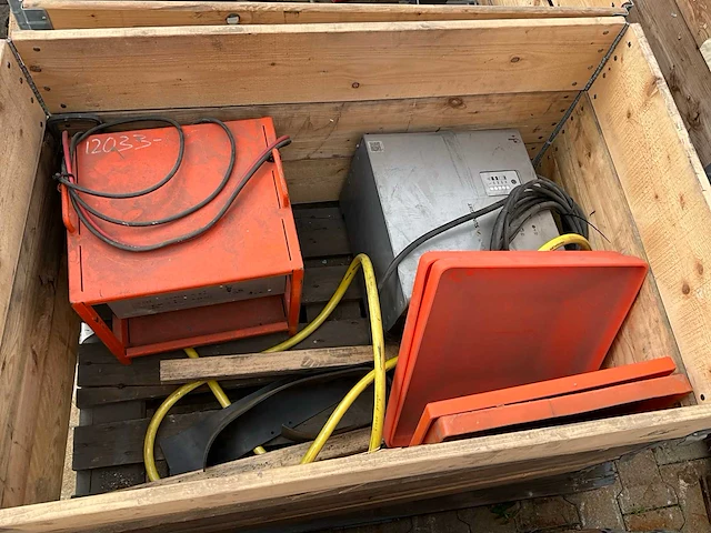 Partij reserveonderdelen voor machines - afbeelding 1 van  7