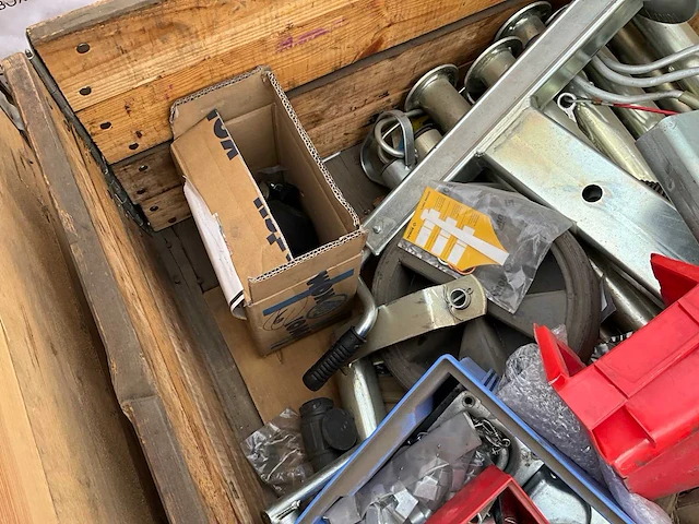 Partij reserveonderdelen voor machines - afbeelding 4 van  12
