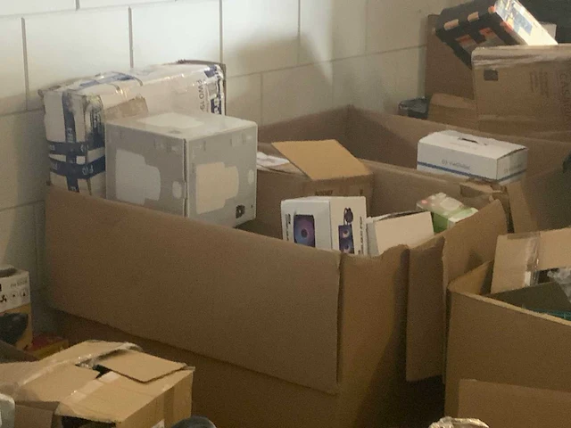 Partij retourgoederen (21 pallets, o.a. televisies en huishoudelijke apparaten) - afbeelding 9 van  35