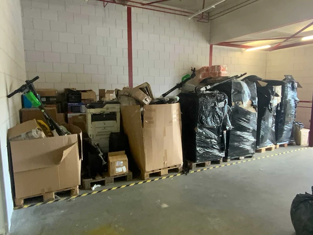 Partij retourgoederen (21 pallets, o.a. televisies en huishoudelijke apparaten) - afbeelding 1 van  35